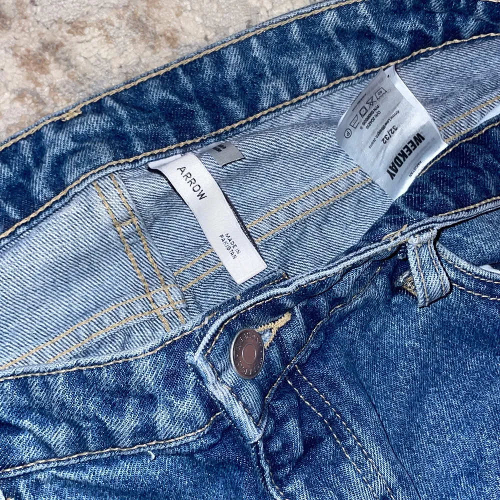 Helt nya arrow low jeans från weekday i storlek 32/32. Dem är helt nya men säljer eftersom dem var förstora på mig, pris kan diskuteras .Kan frakta eller mötas upp i Uppsala!. Jeans & Byxor.