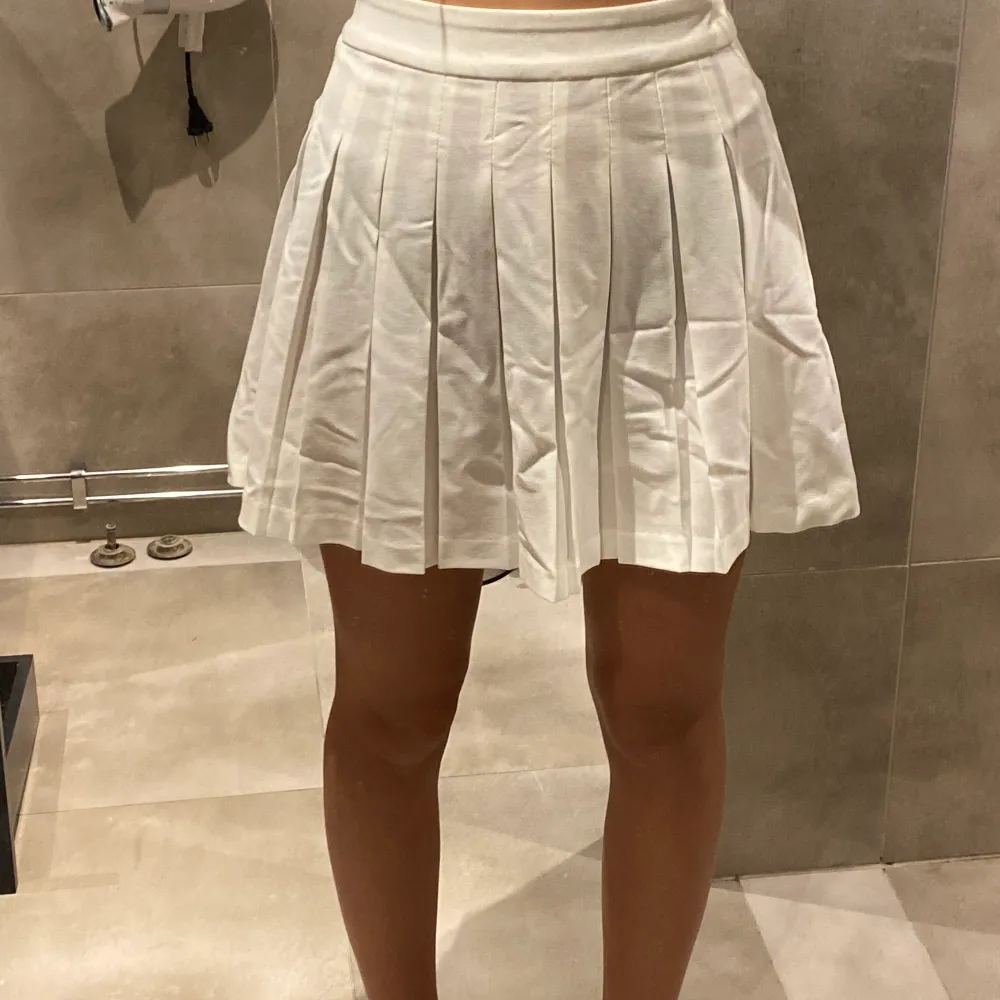 Fin tennis kjol som jag köpte på New yorker. Säljer för den ej kommer till användning   Ny pris 79kr, mitt pris 45kr  Köparen står för frakt . Kjolar.
