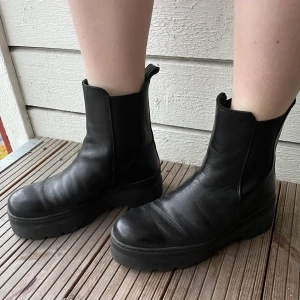 Pavement Boots - Pavement höstskor knappt använda i superfint skick. Använda knappt en halv säsong. Ingen dragkedja på sidan så behöver träs på foten. Passa på…❤️💜❤️💜