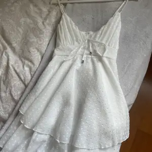 Säljer denna vita klänningen som jag köpte från shein i somras. Aldrig använd.