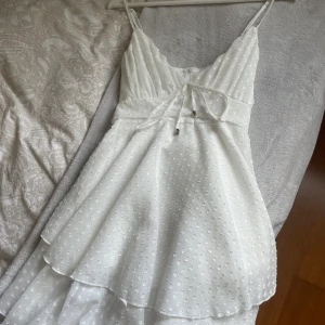Vit klänning - Säljer denna vita klänningen som jag köpte från shein i somras. Aldrig använd.