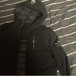 Sail racing jacka  - (Inte mina bilder men du kan få fler bilder om du vill) rätt så bra skick, jag står för frakten nypris 3500kr