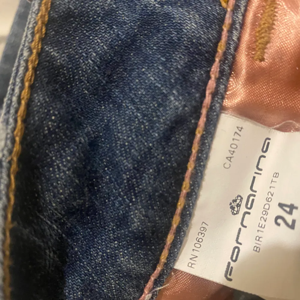 dessa jeans är väldigt tajta och lite utsvängda nere. Jeans & Byxor.
