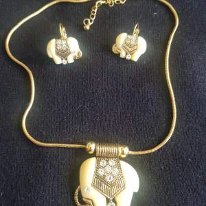 Jättefina smyckesset med elefanten. Halsband och örhängen.