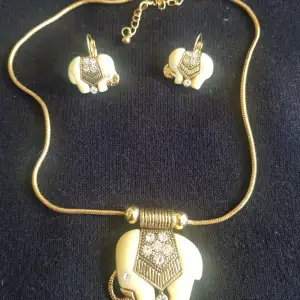Jättefina smyckesset med elefanten. Halsband och örhängen.