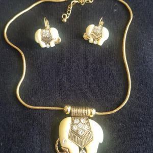 Smyckesset med elefanten  - Jättefina smyckesset med elefanten. Halsband och örhängen.
