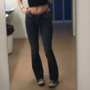 mid rise bootcut - säljer mina superfina mid rise bootcut jeans ifrån crocker då de blivit för små💓 de sitter så smickrande o är så bekväma. passar perfekt för alla runt 160-165