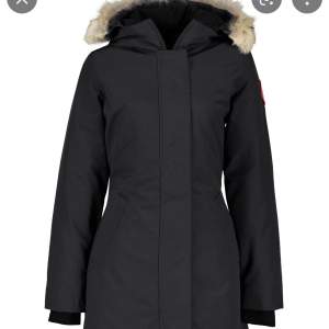 Denna jacka har jag använt en vinter i 2 månader endast. Säljer pga den är för stor på mig nu! Köpte jackan för 10000, säljer för 4500. Kvitto finns ej kvar! 