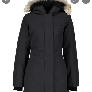 Canada Goose Viktoria parka dam - Denna jacka har jag använt en vinter i 2 månader endast. Säljer pga den är för stor på mig nu! Köpte jackan för 10000, säljer för 4500. Kvitto finns ej kvar! 