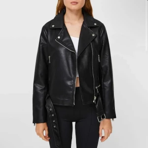 Skinnjacka - Säljer min fina skinnjacka som är i bra skick då jag tycker den är för oversized. Den är i S och är en oversized modell. Kan skicka fler bilder om önskas 🌸