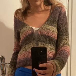 Söt kofta - En så söt och mysig kofta som passar så bra nu inför hösten. Det finns 3 ”knapphål”. Jag kan mötas upp i Stockholm eller posta men då kostar frakt extra (66kr). Om ni har några frågor är det bara att skriva 💞