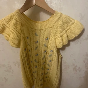 Zara topp - Super super söt gul stickad topp från zara!! Så sjukt bekväm och jätte fin till både skola och fest!!🤗🤗