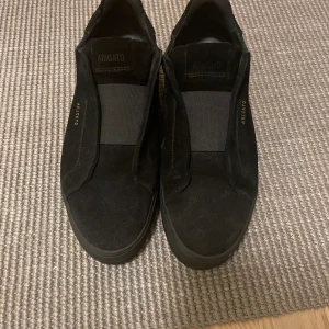 Arigato skor - Skick 8/10 Man får skorna med den lila påsen ingen box Storlek:44 Priset kan diskuteras 