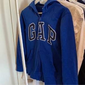 En blå zip hoodie ifrån GAP som är köpt här på Plick. Slutsåld överallt! Den är i XL i barnstorlek så som en XS/ liten S. Hör av er vid frågor eller liknande💕tryck inte på köp nu! (Första bilden är lånad) 