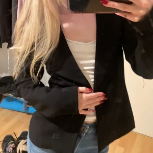 Svart kavaj - Svart kavaj från märket Pieces. Storlek xs. Inga tecken på användning🤍