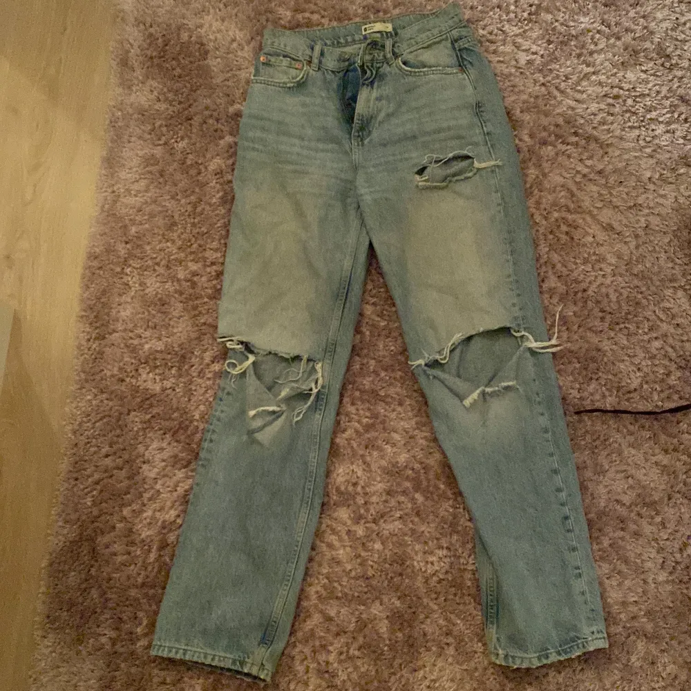 Säljer ett par Gina jeans I stl 34 med hål i, hålen är ganska slitna och är större än vad det var när man köpte dom. . Jeans & Byxor.