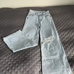 Hej! Jag säljer mina jeans från Hm. De är endast använda ett par gånger och inte mer. Säljs för 150kr!
