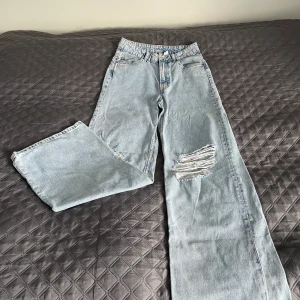 Raka HM jeans dam - Hej! Jag säljer mina jeans från Hm. De är endast använda ett par gånger och inte mer. Säljs för 150kr!