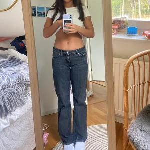 Låga weekday jeans - Lågmidjade svarta jeans från Weekday!!! Färgen ”tar black” och modellen ”arrow straight”💕💕💕Frakten kommer att vara spårbar!💕📦