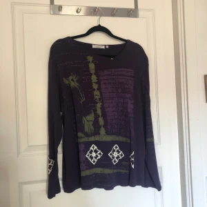 Y2k printed långärmad tröja strl XL - Den är i gott skick utan tecken på användning, från det äldre märket Signature Experience. Köparen står för frakt.
