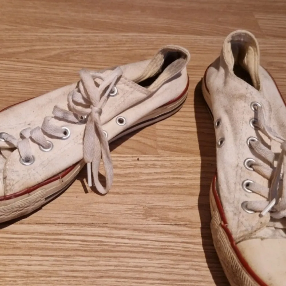 Skor storlek 37, bra skick, behöver tvättas.  vit converse.  vissa skor behöver rengöras, de låg i en påse med andra skor, så de kan vara smutsiga eller dammiga, mycket bra skick, perfekt skick eller nya skor, storlek 37 eller 37,5 och alla skor passar 24. Skor.
