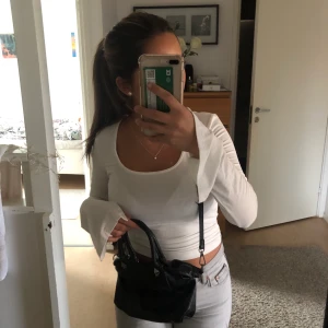 Zara väska - Säljer denna slutsålda väska från zara. Kommer inte till användning längre.