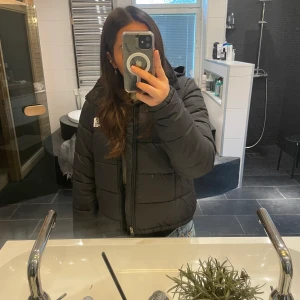 North Face Jacka - Säljer min north face jacka så jag inte får användning av den. Köpte förra året för 2500kr och säljer nu för 1000kr. Det ingår även en tunn luva. Använd max 5/6 gånger. Kom privat för fler bilder💞💞