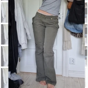 Cargo pants green  - Militärgröna cargobyxor, lågmidjade oxh långa i benen, jag är 171 cm, innerbenslöngden är 85 cm, midjemåttet är 84 cm⚡️⚡️