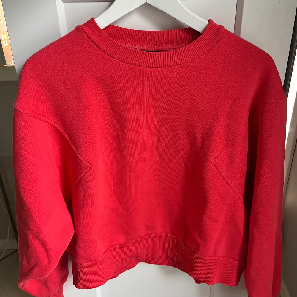 En fin röd sweatshirt från Gina Tricot. Säljer pga att den inte kommer till användning och är endast använd ett få tal gånger. Jag möts upp eller fraktar. Köparen betalar för frakten. Original pris är 250 kr. Tröjor & Koftor.