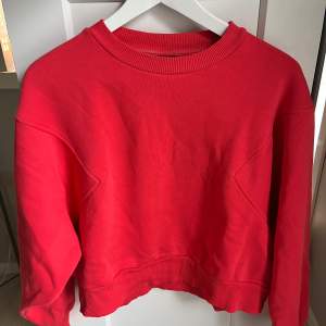 En fin röd sweatshirt från Gina Tricot. Säljer pga att den inte kommer till användning och är endast använd ett få tal gånger. Jag möts upp eller fraktar. Köparen betalar för frakten. Original pris är 250 kr