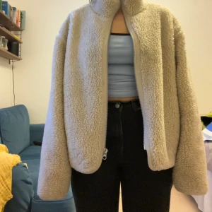 Teddyjacka - Beige teddyjacka från Weekday i strl.M. (Jag är 153cm)