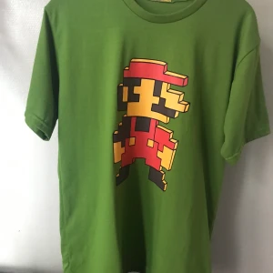 Super Mario - Grön Super Mario Tee i storlek XL Finns i Enskededalen och hämtas eller kan även levereras i närområdet/Bagis,Kärrtorp, Skarpnäck 