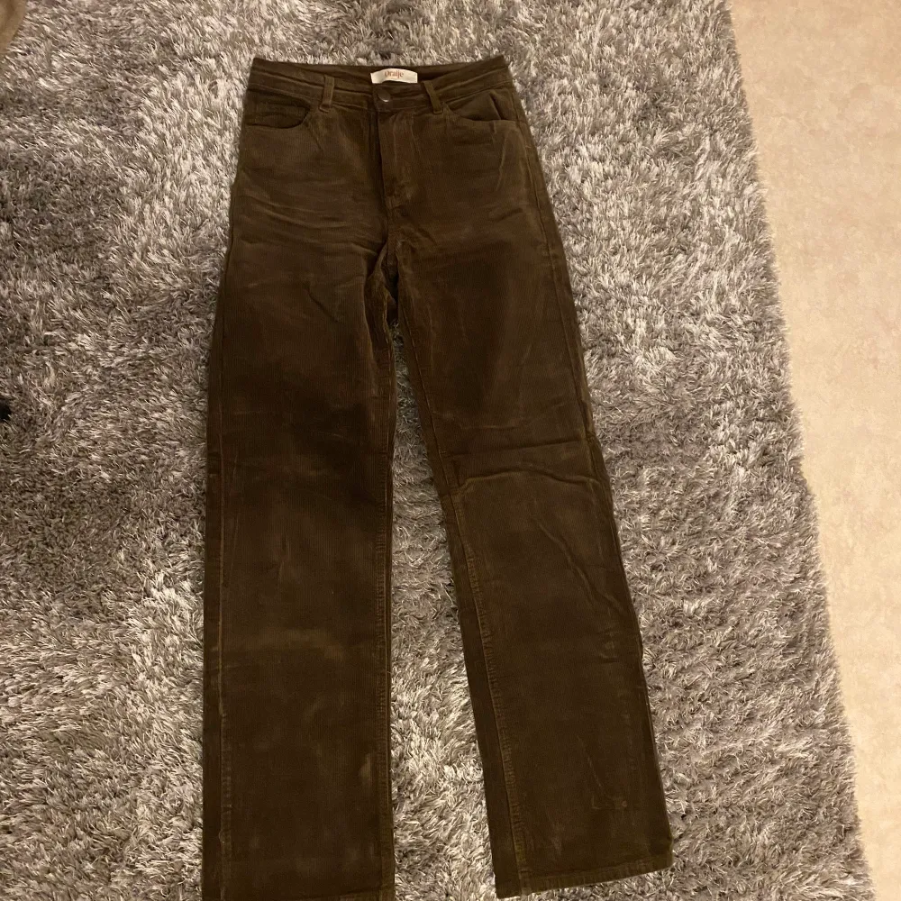 Ett par bruna skitsköna manchesterbyxor från madlady💞 använda max 2 gånger, går ner till hälen på mig som är 173. Jeans & Byxor.