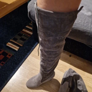Strl 38 nya  - Over-the-knee stövlar i tyg med låga klackar.  Skorna är nya.  strl 38