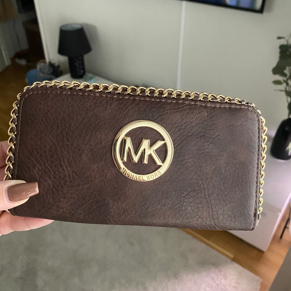 Brun plånbok med gulddetaljer, MK-kopia.. Övrigt.