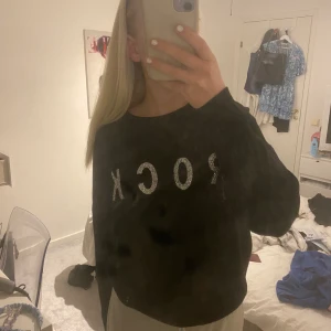 Sweatshirt - Svart sweatshirt med texten ”ROCK”, bra skick, strl S, köparen står för frakten💓