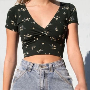 Amara top - Amara top från Brandy Melville. Använd fåtal gånger. Den ser svart ut men är mer väldigt mörk grön❤️