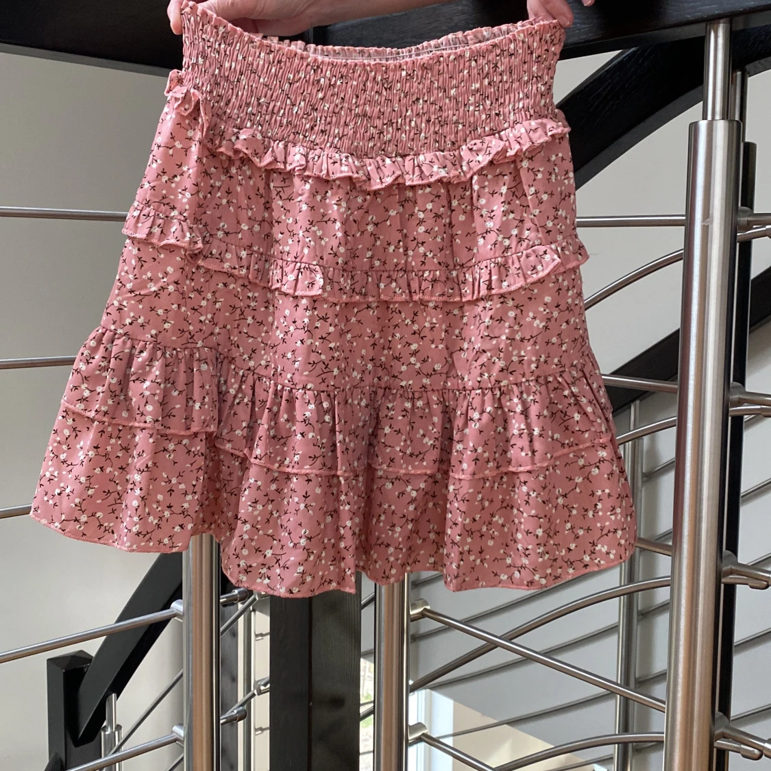 Volang kjol i blommigt mönster