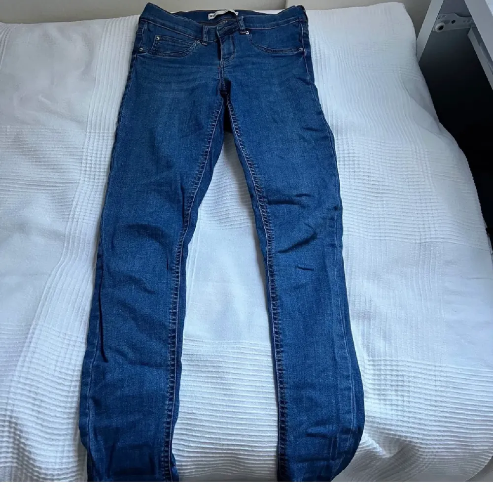 Mörkblåa jeans som är mellanmidjade i strechigt tyg, säljer de för de inte används längre, ser fortfarande nya ut✨🫐. Jeans & Byxor.