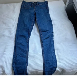 Jeans - Mörkblåa jeans som är mellanmidjade i strechigt tyg, säljer de för de inte används längre, ser fortfarande nya ut✨🫐