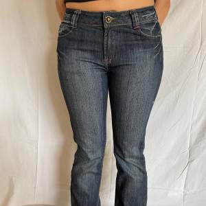 Riktigt snygga populära y2k low waist jeans som är i riktigt bra skick. Snygga detaljer på backfickorna.
