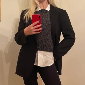 Blazer - Världens härligaste kavaj i 100% ull och mocka-lappar på ärmarna. Storlek 48/M Möts upp på Södermalm annars står köparen för frakt! 