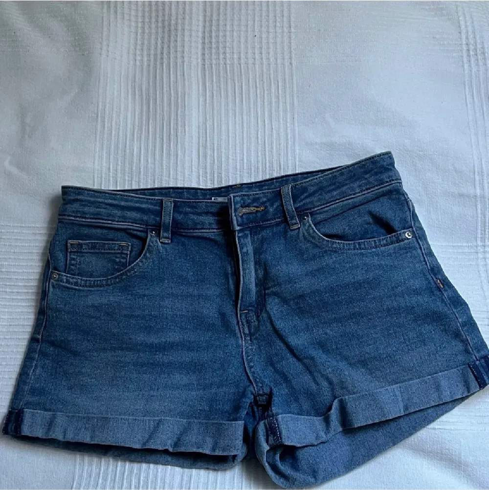 Fina blåa jeans shorts, säljs för de ej kommer till användning och för små☀️🌊. Shorts.