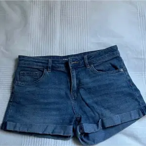 Fina blåa jeans shorts, säljs för de ej kommer till användning och för små☀️🌊