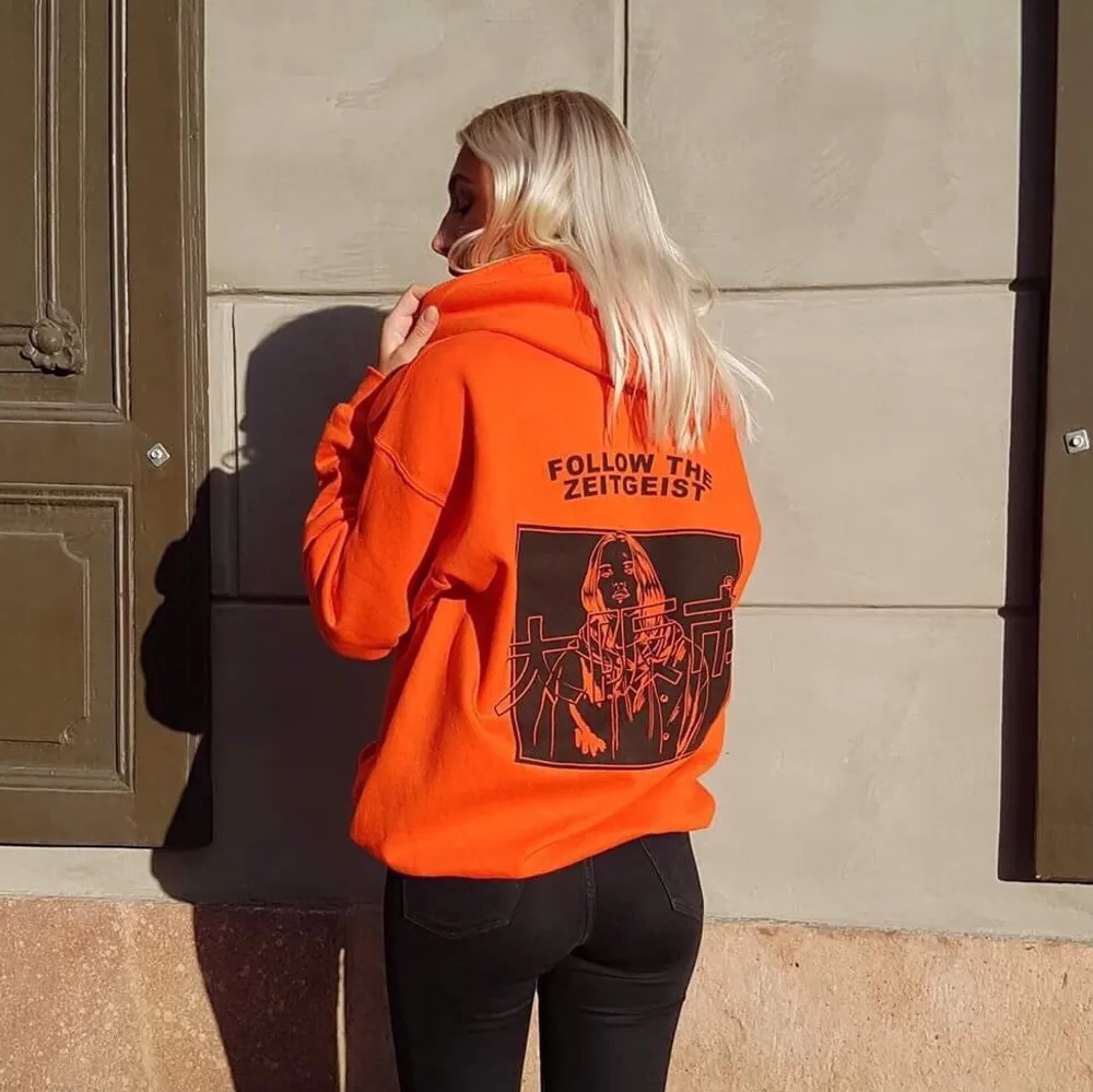 Säljer den här hoodien i snygg orange färg med svart tryck från Urban Outfitters i strl S. Använt skick. Kan mötas upp i Stockholm eller posta📬. Tröjor & Koftor.