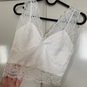 Vit spetstopp - Vit spetstopp i storlek XS, i bra skick!🤍