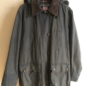 Jacka / oil skin jacket.  - Jättefin jacka/oljerock i stl S-M. Huva, rutigt foder, manchesterkrage. Bra skick.