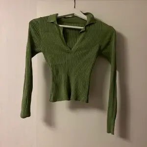 Säljer nu denna figurnära tröja! Strl S. Köpt för 210kr o sparsamt använd. 💕