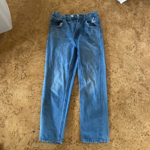 mom jeans i storlek 140 (10 år)  - säljer pågrund av att dem är väldigt små för mig, använt några gånger men inte så många 