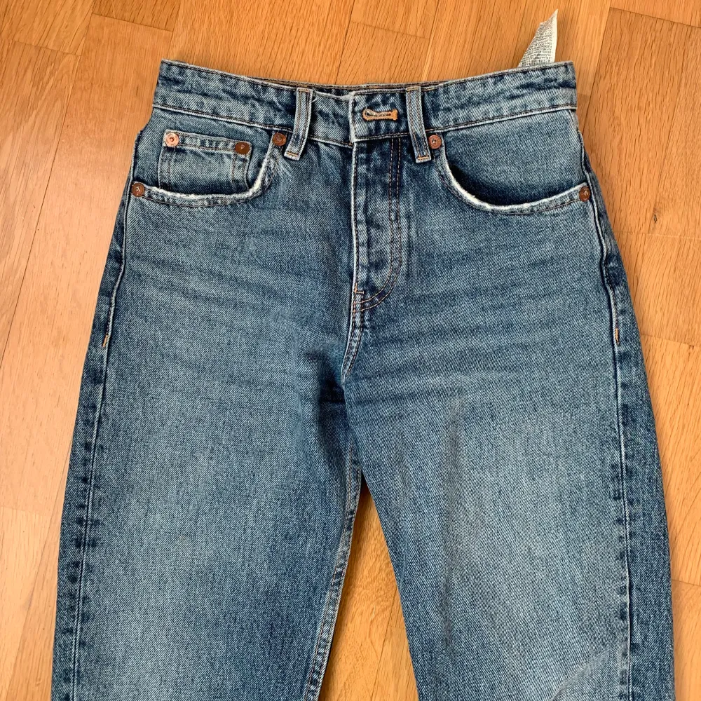 ⚠️DOM FINNS KVAR⚠️Dessa ursnygga populära jeansen från zara! Midrise full length modellen som inte säljs längre! Första bilden är lånad💕 🙏. Jeans & Byxor.